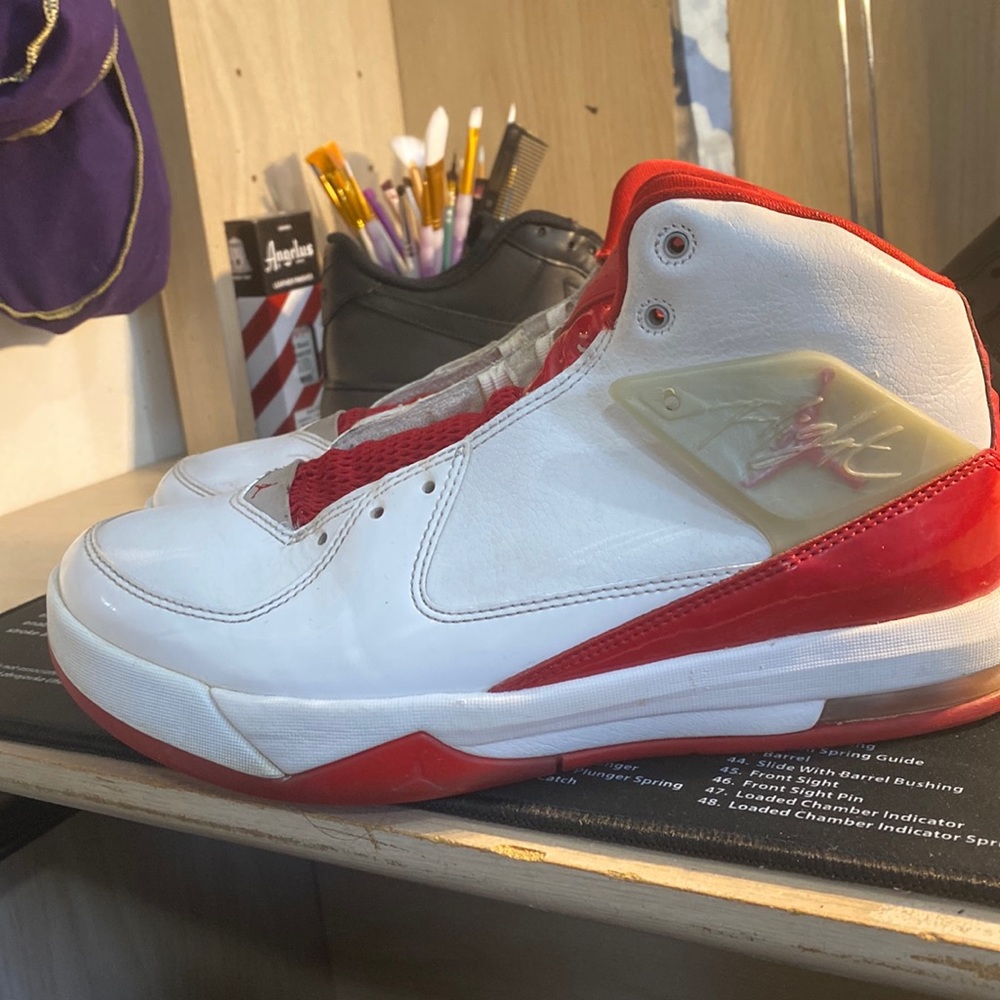 Mens Jordan flight shoes. Great condition comes with shoe laces!!!! Size 8 mens.